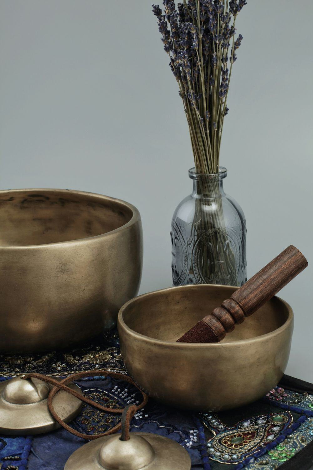 Sound bowl on wooden floor, article thumbnail